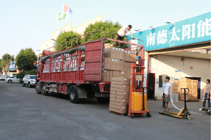 太陽(yáng)能鋰電池路燈裝車_太陽(yáng)能路燈廠家_太陽(yáng)能路燈報(bào)價(jià)