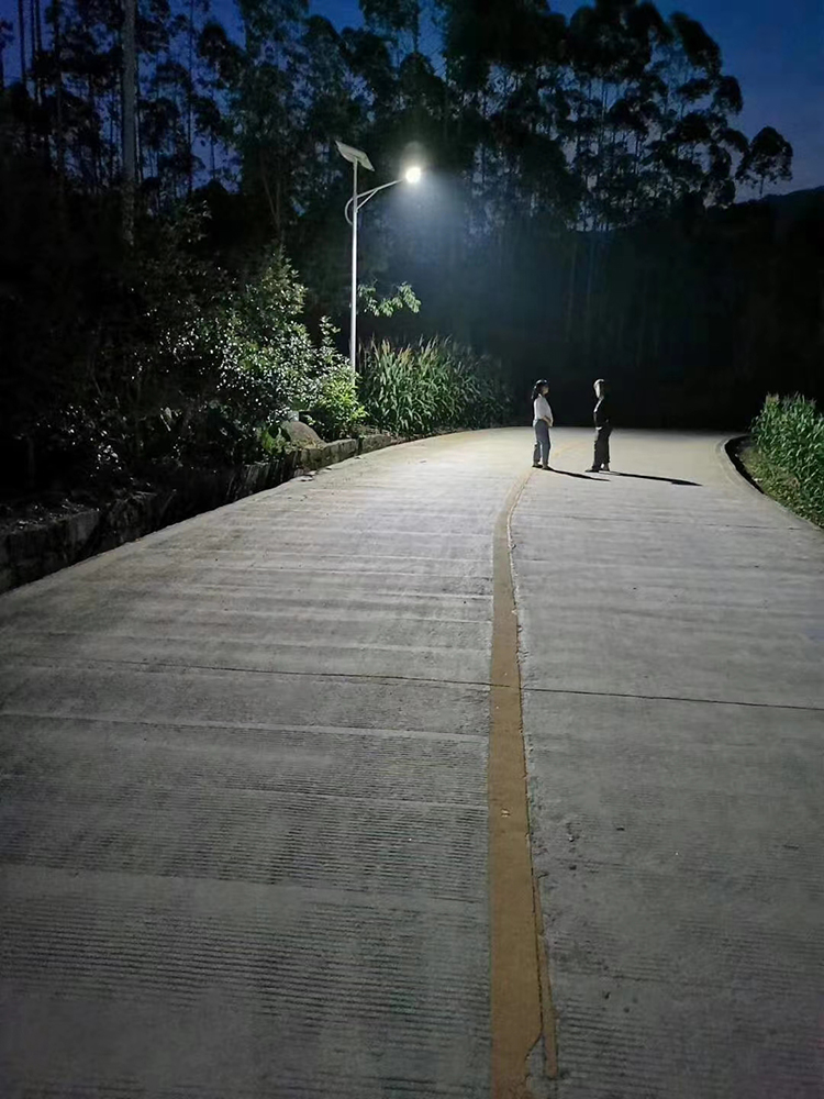 農(nóng)村太陽能路燈_太陽能led路燈_led太陽能路燈